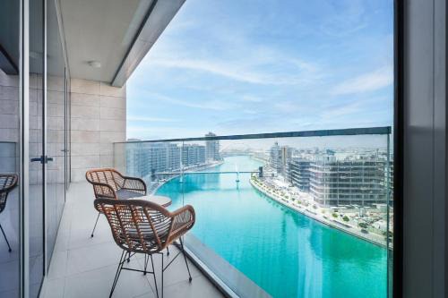 Al Safa Apartment | Elegant 2 M with Direct Canal & Iconic View