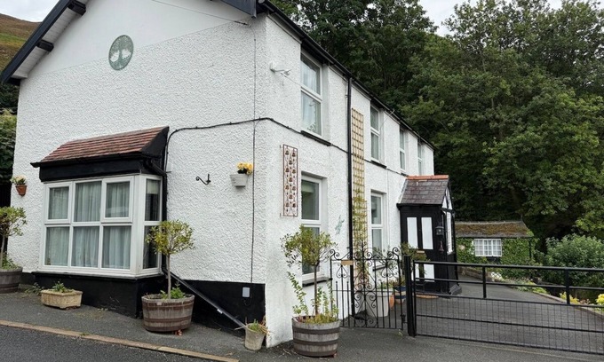 Dwygyfylchi House | Elegant 4-Bed Pet-Friendly Retreat in Snowdonia