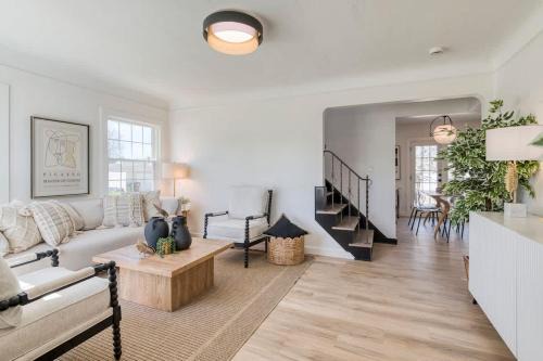 Parma House | Elegant 4BR Deck & Office