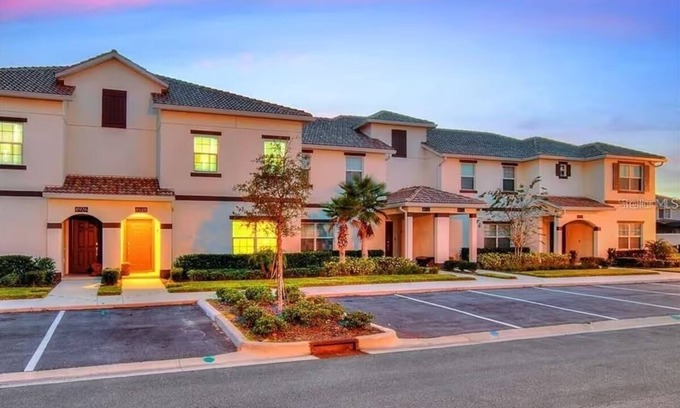 Davenport Resort | Elegant 4BR Oasis Resort Villa near Disney - Pool, BBQ & Pet friendly