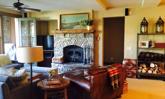 Mammoth Lakes House | Elegant and Luxurious Open Plan Living at The Lodges in Snowcreek