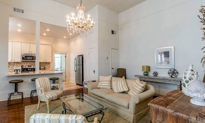 Uptown Historic District Apartment | Elegant and modern apartment in Garden District