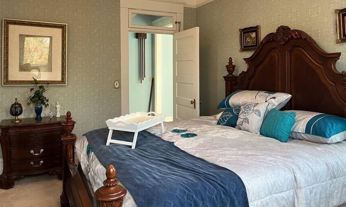 Roanoke House | Elegant Blue suite in Victorian Estate