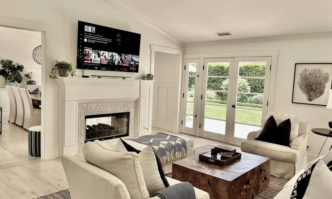 Western Malibu House | Elegant Coastal Vibe-Sunny Ranch 4/bdr One Blk to Private Beach