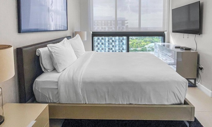 Doral Condo | Elegant Doral Getaway: 2BR Luxury