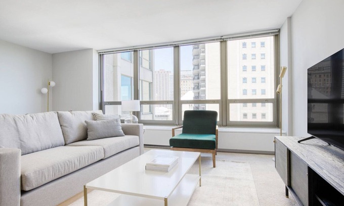 Lake View East Apartment | Elegant Lakeview 1BR w/Gym, Pool, 1 block to Lincoln Park, by Blueground