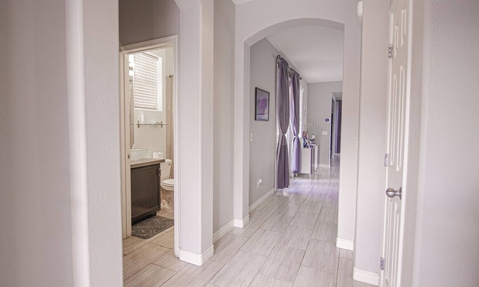 Rhodes Ranch House | Elegant & Modern 3 bedroom Home (2 King beds)