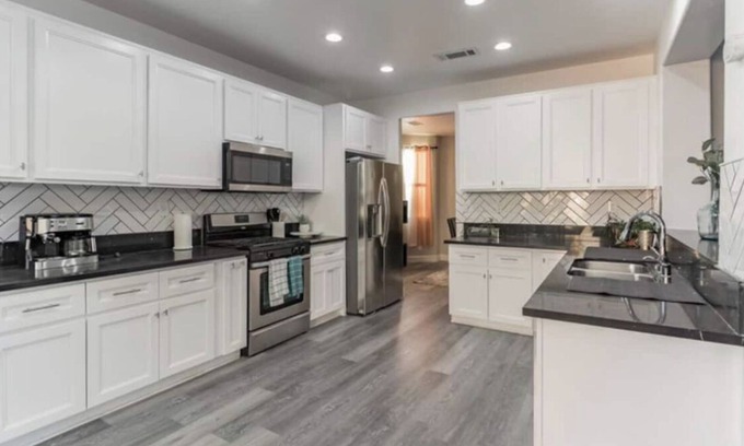 Palmdale House | Elegant Modern Home - 4Bd/2.5Ba in Palmdale