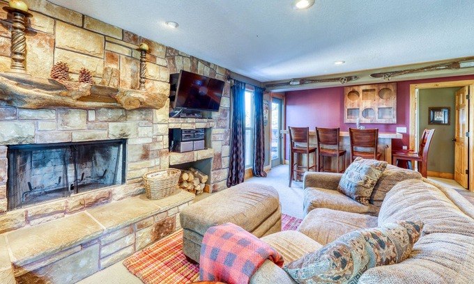 Boise Condo | Elegant mountain-view ski-in/ski-out condo with hot tub access & ski storage