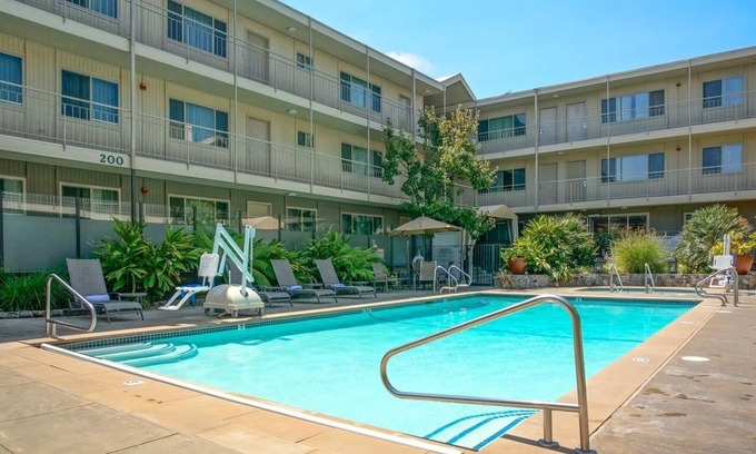 Corte Madera Hotel | Elegant Retreat | Near Golden Gate | Outdoor Pool | Free Parking | BBQ Area