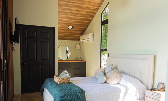 Vieja Cabin | Elevant Sanctuary, Florencia, Alajuela