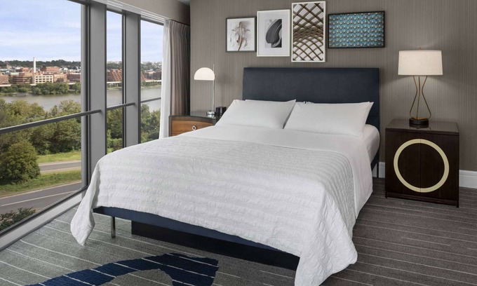 North Rosslyn Hotel | Elevated Stay | Riverfront Dining. Fitness Gym.