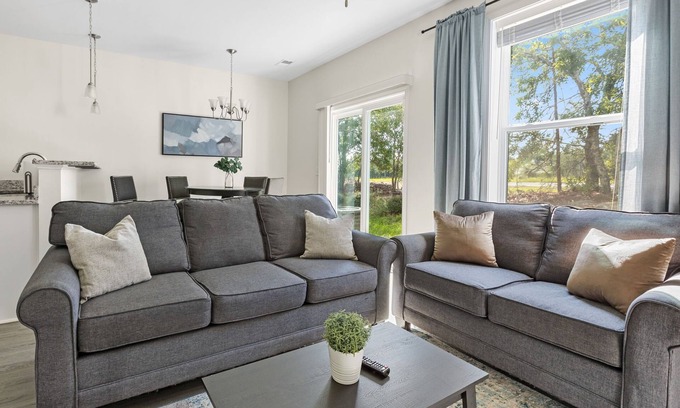 Huntcliff House | Elgin Enclave- Sleeps 6 - 12 min from Fort Jackson - Pet Friendly!