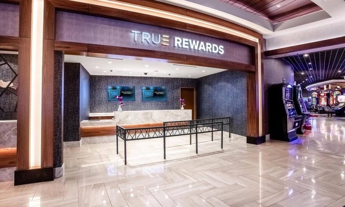 Gateway District Hotel | Elite 2 Queens at The STRAT Hotel, Casino & Tower