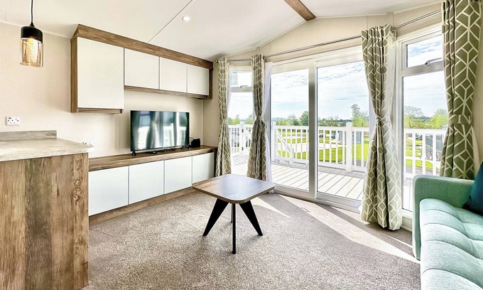 Cross Inn House | Elite 3 Bed with Decking