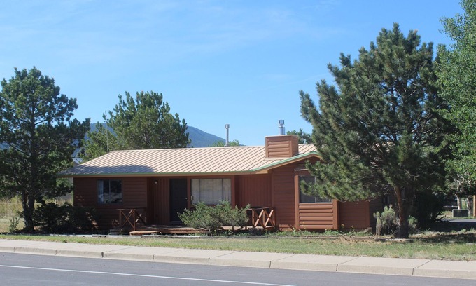 Eagle Nest House | Elk View Cabin - A lovely mountain retreat. Family-friendly and dog-friendly.