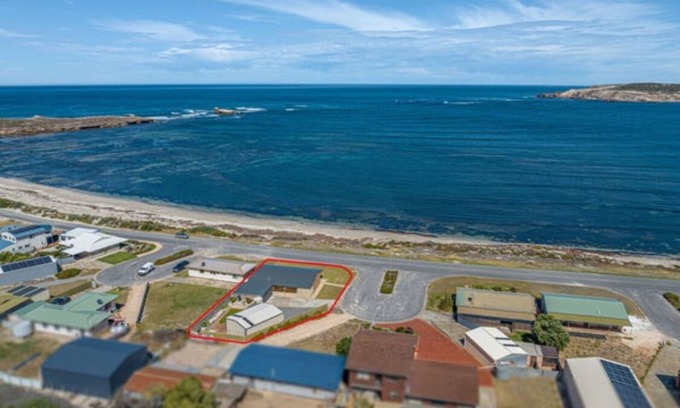 Ward House | Elliston Esplanade Beach House (RUFF-INN-IT)