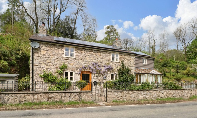 Rhydycroesau Cottage | ELM COTTAGE, pet friendly, character holiday cottage in Oswestry