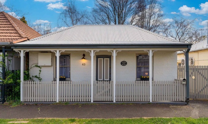 Orange House | Elm Tree Cottage - Cosy Home Close to Cook Park