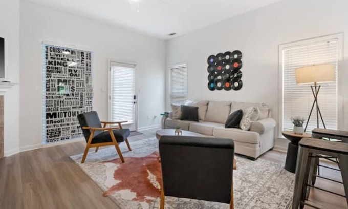 Ellendale House | Elvis in the burbs - Stylish home in Cordova