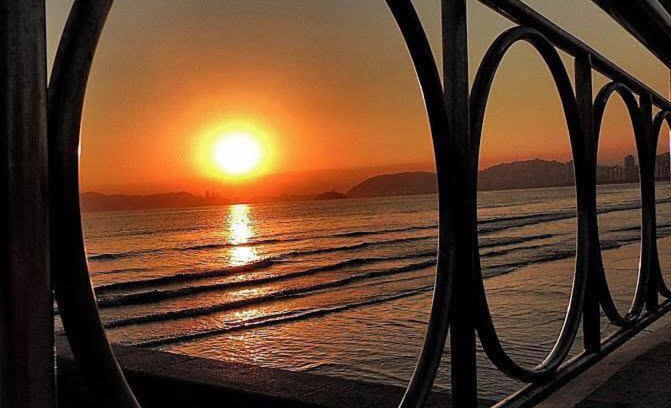 Aparecida Apartment | Em 5 minutos a pé tá na praia e no Shopping Praiamar Corporate, 2 quartos com ar condicionado, 2 banheiros, portaria 24 horas, elevador, 1 vaga carro gratuita, wi-fi, pets ok, enxoval, horário flexível!