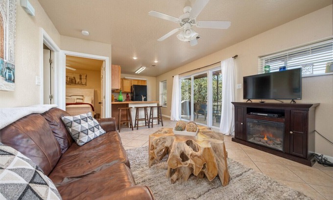 Piney Condo | Ember’s View, Spa City Jewel- Lovely Lake Condo