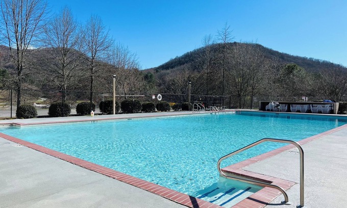 Dillard House | Emerald Holly Gem Sky Valley/Pool Hot Tub WiFi