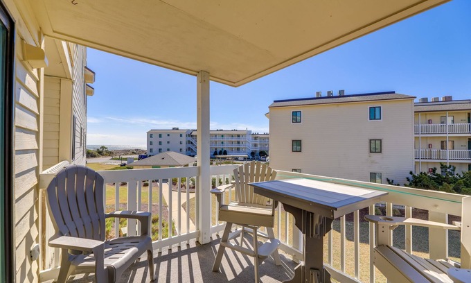 Emerald Isle Condo | Emerald Isle Vacation Rental w/Resort Pool!