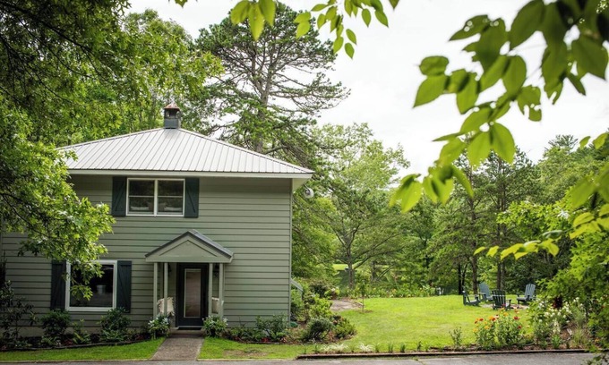 Cedar Mountain House | Emerald Lake Lodge - Lakefront - Families - Cozy - Fishing