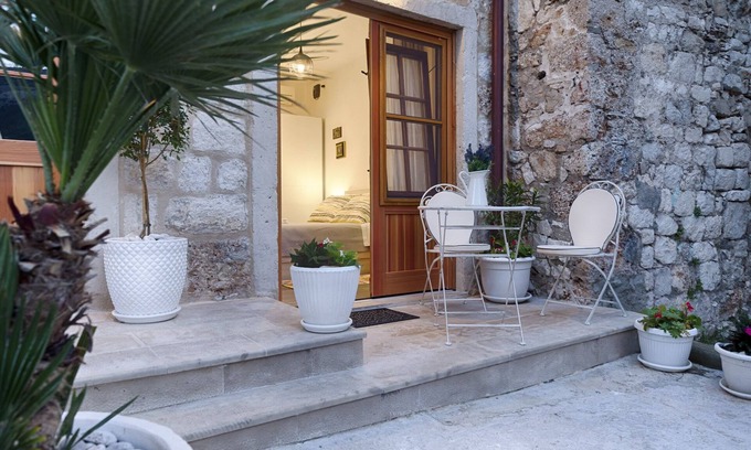 Komiza House | En suite room Demaria