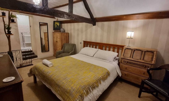 Birkenhead Cottage | En-suite Room in 16th Century Cottage With Easy Access to Liverpool
