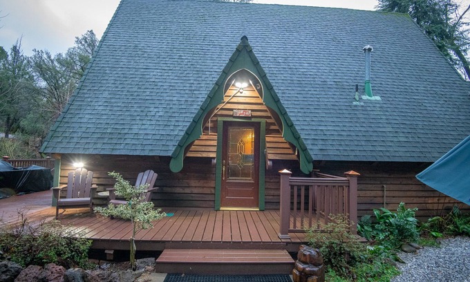 Lakehead Ski Chalet | Enchanted Chalet in tranquil forest at Shasta Lake - Pool/Spa/Paddle Boards