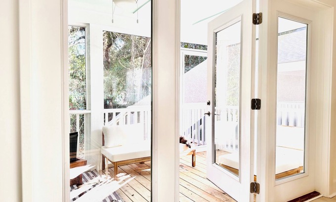 North Charleston Cottage | Enchanted Silverlight Cottage in Park Circle, North Charleston, SC