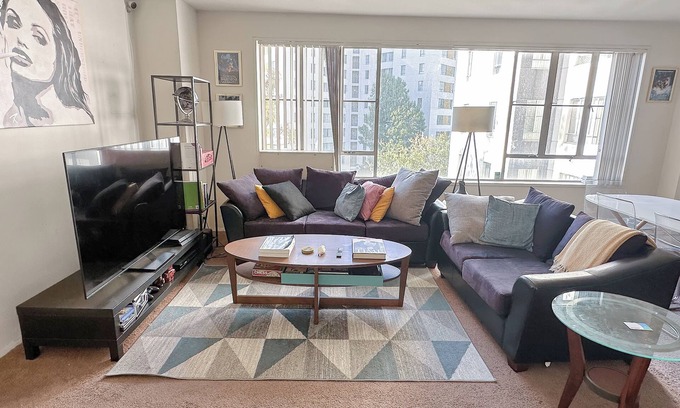 La Brea Apartment | Enchanting 2-bedroom apt with 2 private garage parking in the heart of Weho BH