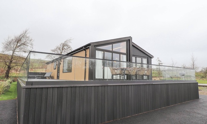 Rhyd-y-clafdy Cottage | ENCIL GYFRINFA, pet friendly, with hot tub in Llithfaen