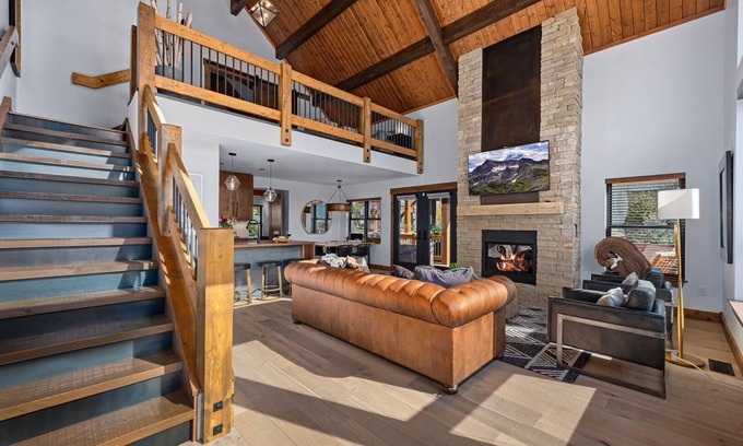 Estes Park Cabin | End Unit - EV Charger, Fireplace & Jacuzzi