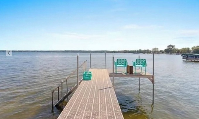 Sturgeon Bay House | Enjoy 110' of Waterfront w/Water Toys at Sandy Bottom Bay Beach House For 8!