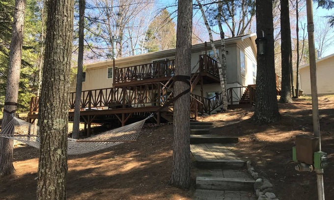 Lakewood House | Enjoy a getaway at Wheeler Lake Family Retreat