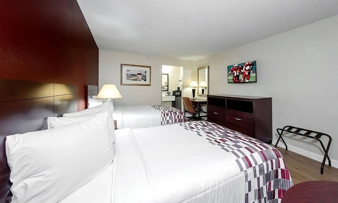Ellenton Hotel | Enjoy a Hassle-Free and Suiting Stay! Pet-friendly, Outdoor Pool, Free Parking!