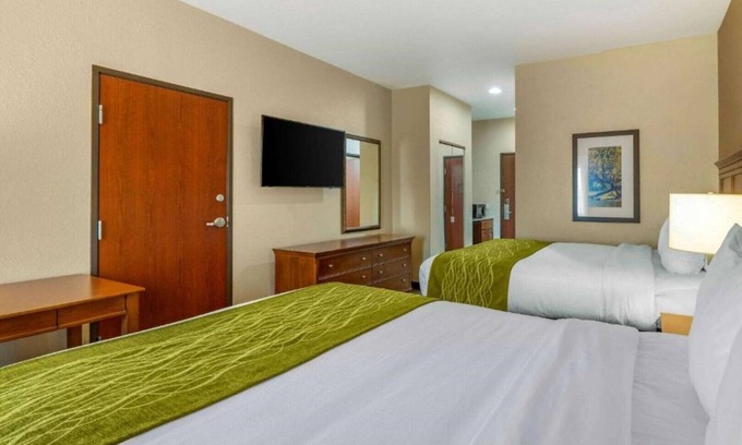 Quad Cities House | Enjoy a new look and feel at our renovated room !