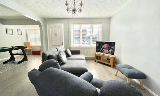 Ashford House | Enjoy our Home in Ashford 3 bedrooms wt parking