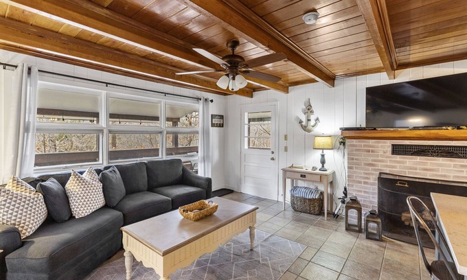 Pulaski House | Enjoy stunning lakefront views at our modern vacation home on Claytor Lake in Pulaski, VA