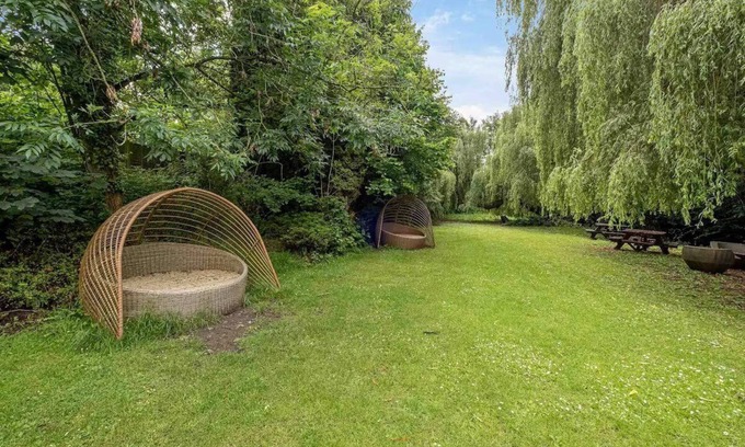 Ipswich Hotel | Enjoy Swimming & Spa in Historic Room with Large Gardens & Comfort Amenities