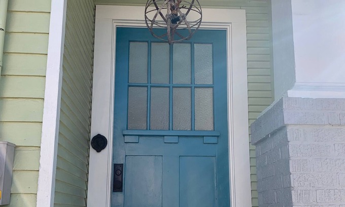 Leonidas Cottage | Enjoy the comforts of home in the Cozy Green Cottage!