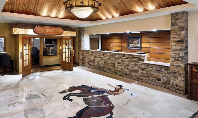 Casper House | Enjoy the Convenient Airport Shuttle, Indoor Pool, Onsite Bar & Restaurant