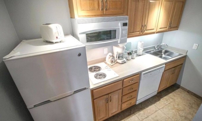 Palm Springs Resort | Enjoy the Holidays at the beautiful Palm Springs Tennis Club.