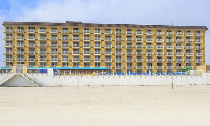 Ormond Shores Condo | Enjoy the sands of the Atlantic in this tropical 2BD condo with resort amenities for family