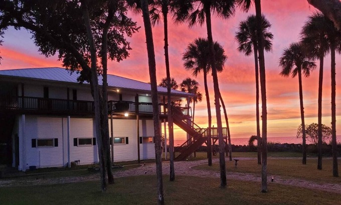 Spring Hill House | Enjoy the summer at the best beach house ☀️🌴🐚🏝️⛵