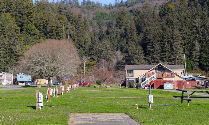 Klamath House | Enjoy this cozy family-style home along the Klamath River, just off HWY 101!