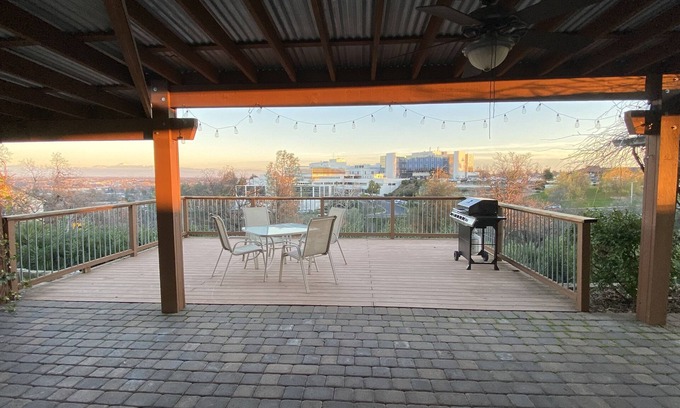 Greenwood House | Enjoy watching the sunrise over Lassen peak!